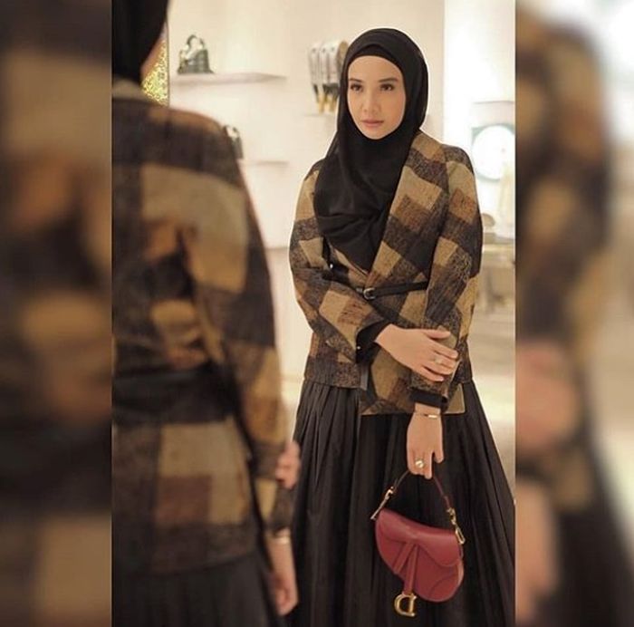 Zaskia Sungkar Tampil Elegan Sambil Tenteng Tas Mewah Dior Seharga Puluhan Juta
