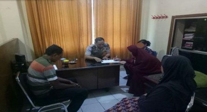 EP (27) warga Desa Tegal Rejo dan JW (38) saat melakukan mediasi di Polsek Lawang Kidul, JW nekat memanjat dinding kamar mandi untuk mengintip korban saat sedang mandi