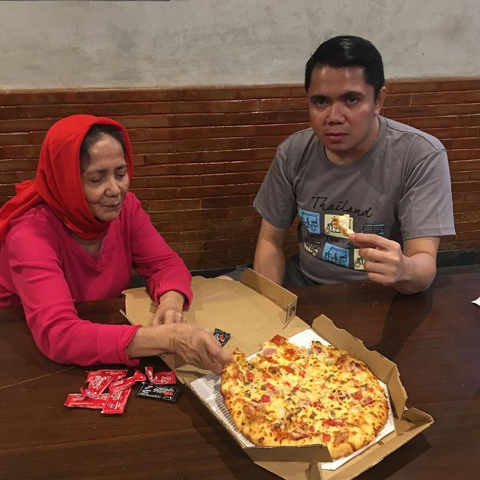 Makan pizza bareng sang ibu