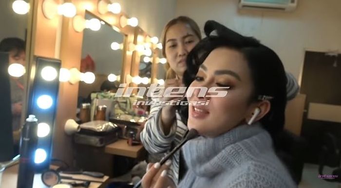 Syahrini main brush di ruang make up