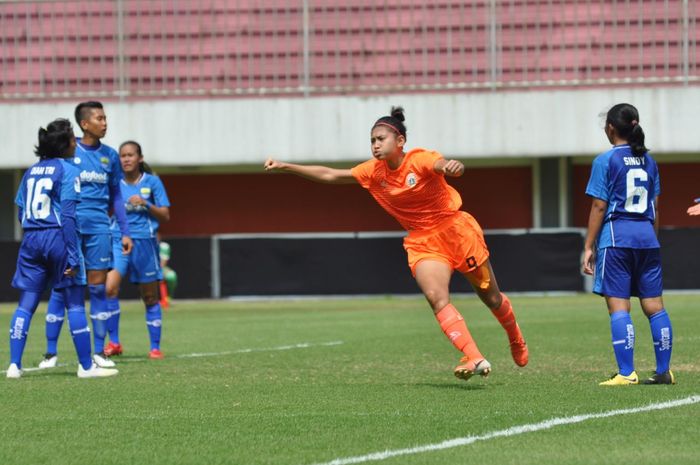 Gelandang Persija Putri, Zahra Muzdalifah, saat merayakan golnya ke gawang Persib Putri di Liga 1 Putri 2019 Rabu (9/10/2019)
