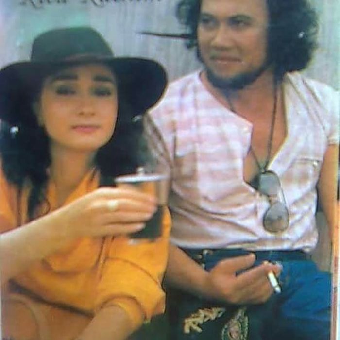 Nyaris Tak Pernah Tersorot Kamera Inilah Sosok Istri Sah Rhoma Irama Yang Rela Dipoligami Dan Tetap Setia Selama 35 Tahun Parasnya Bersahaja Khas Wanita Soleha Semua Halaman Pop Grid Id Rhoma irama dan pacarnya aida (yati octavia) dikontrak untuk membuat film oleh leo (harun syarief) dan kaki tangannya richard (hendra cipta). inilah sosok istri sah rhoma irama