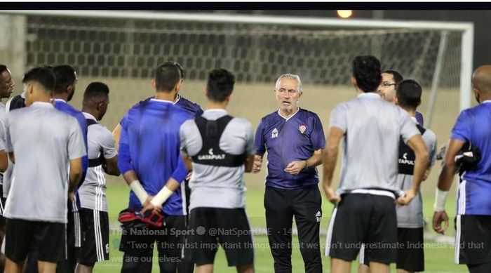 Bert van Marwijk memimpin sesi latihan timnas Uni Emirat Arab.