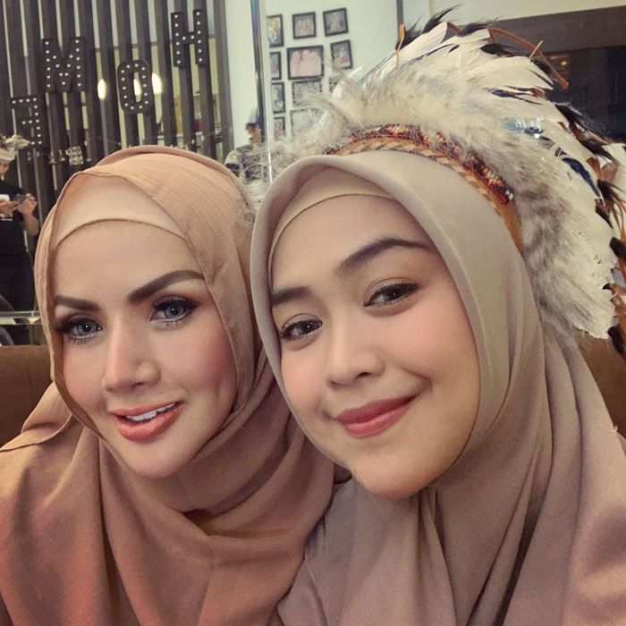 Tampilan Barbie Kumalasari dengan hijab saat foto bareng Ria Ricis