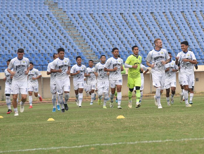 Suasana latihan Persib Bandung di Stadion Si Jalak Harupat, Kabupaten Bandung pada Kamis (10/10/2019).