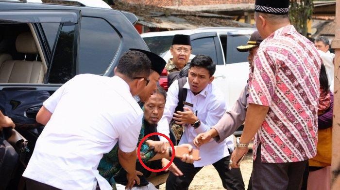 Detik-detik Menteri Wiranto diserang orang tak dikenal saat di Pandeglang.