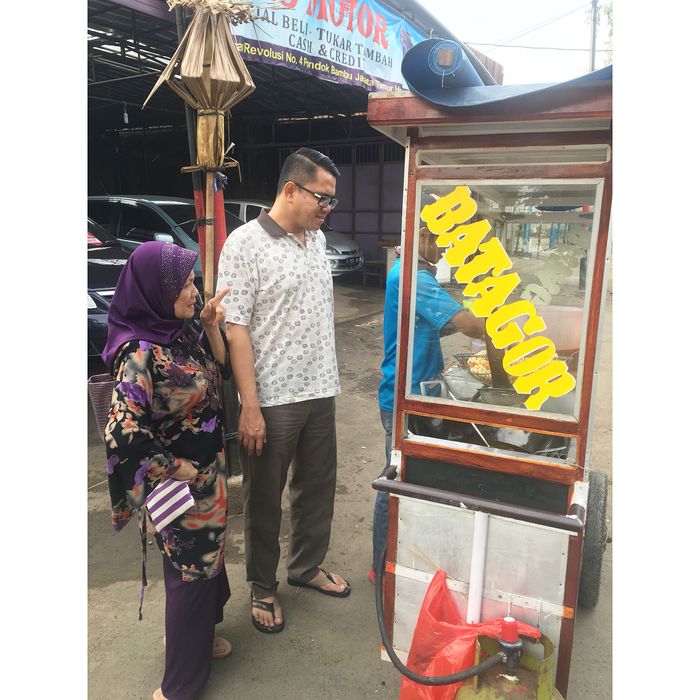 Jajan batagor bareng sang ibu
