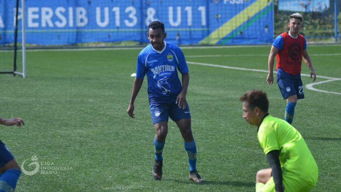 Pemain muda Persib Bandung, Julius Josel Omkarsba, saat mengikuti latihan bersama pemain Maung Bandung.