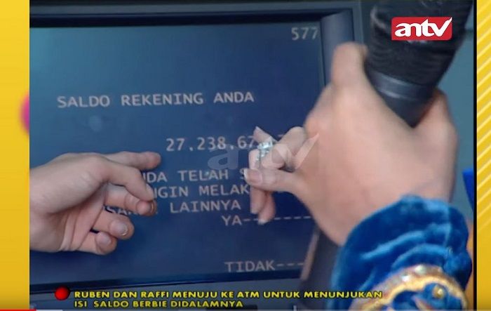 Isi ATM Barbie Kumalasari yang ditunjukkan pada Ruben Onsu dan Raffi Ahmad (YouTube)