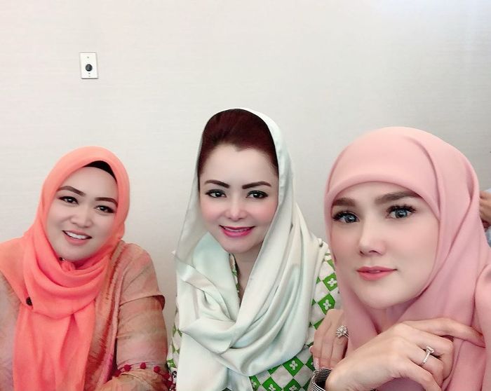 Mulan Jameela tampil memesona dengan gaya makeup natural yang flawless
