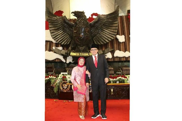 Arteria Dahlan didampingi ibunya saat pelantikan