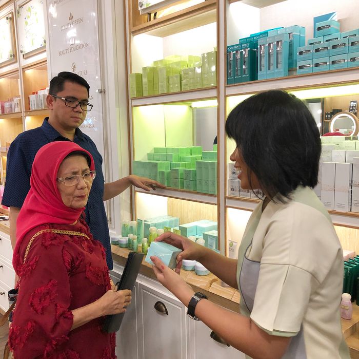 Arteria Dahlan temani sang ibu belanja kosmetik.
