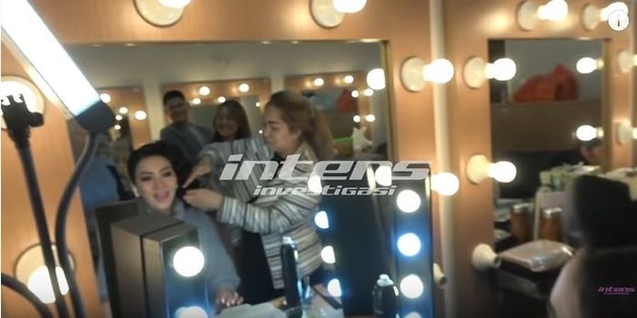 Syahrini terdiam sehabis ditegur adiknya