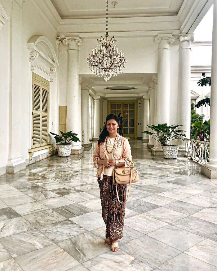 Bella Saphira tampil anggun saat hadiri rapat bergengsi bersama petinggi negara