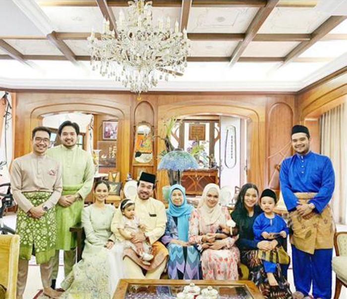 Tya Arifin dan keluarga Siti Nurhaliza