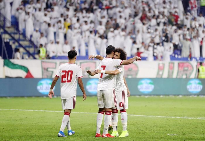 Striker timnas Uni Emirat Arab (UEA), Ali Mabkhout berpelukan dengan Omar Abdulrahman setelah mencetak gol ke gawang timnas Indonesia, di Stadion Al Maktoum, Kamis (10/10/2019).