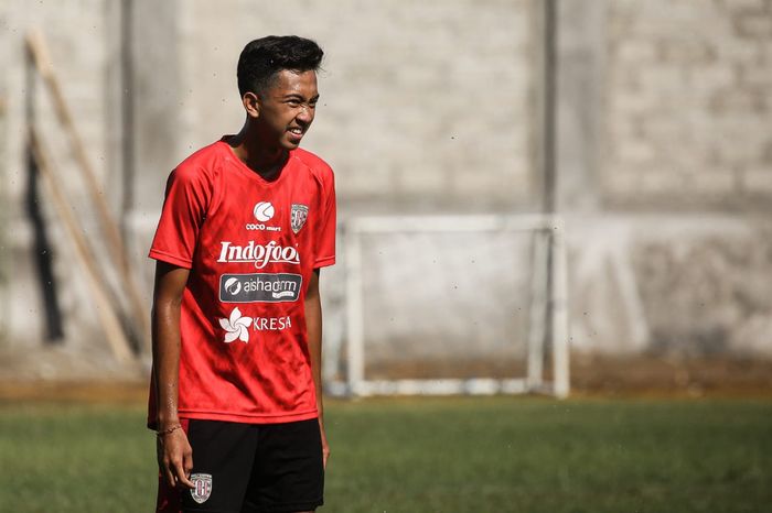 Pemain Bali United U-18, Kadek Dimas Satria, mendapatkan kesempatan untuk berlatih bersama tim senior selama jeda kompetisi Liga 1 2019.