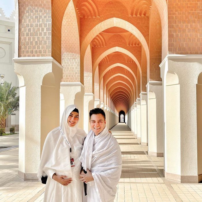 Tampilan syar'i santun Paula Verhoeven saat jalankan ibadah umroh