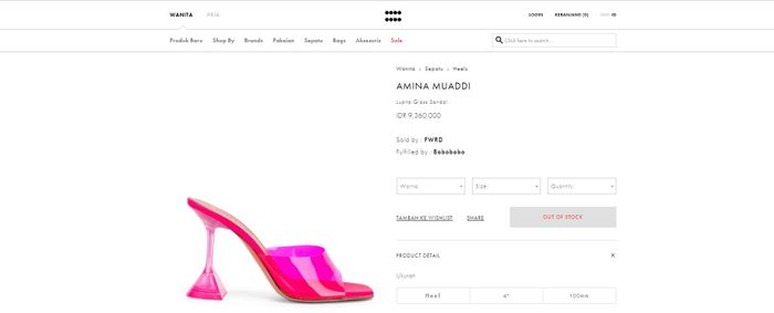 Amina Muaddi seri Lupita Glass Transparent PVC Mules.