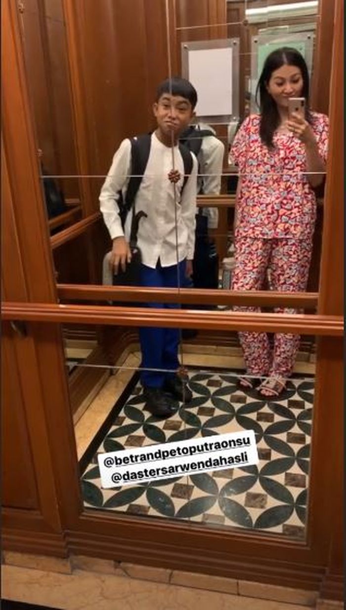 Penampilan Sarwendah yang simpel dengan baju tidur