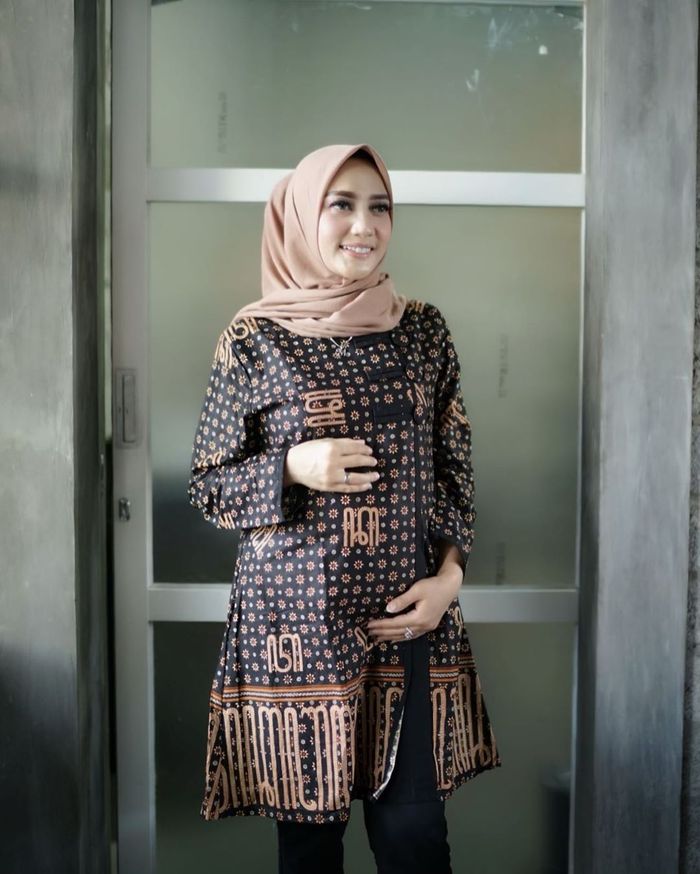 mama Lita tampil cantik menggunakan batik
Instagram/@yulitamci5real