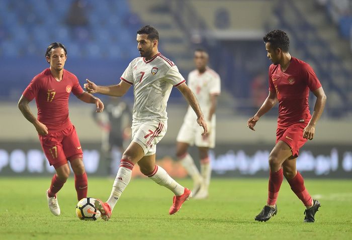 Striker timnas Uni Emirat Arab (UEA), Ali Mabkhout dibayangi Irfan Bachdim dari timnas Indonesia, di Stadion Al Maktoum, Kamis (10/10/2019).