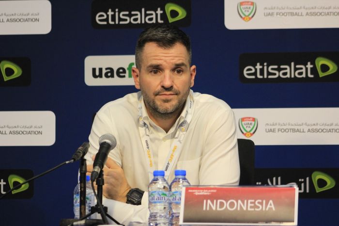 Pelatih timnas Indonesia, Simon McMenemy, dalam konferensi pers usai laga UEA versus Indonesia di Stadion Al-Maktoum, Kamis (10/10/2019).