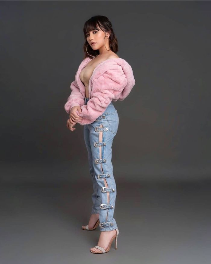 Penampilan seksi Prilly Latuconsina yang makin berani kenakan paduan busana mirip bra dan celana jeans belahan tinggi