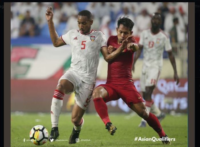 Gelandang timnas Indonesia, Andik Vermansah (kanan), berduel dengan pemain Uni Emirat Arab di kualifikasi Piala Dunia 2022.