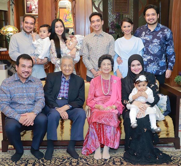 Tya Arifin bersama Perdana Menteri Malaysia