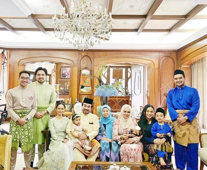 Tya Arifin dan keluarga Siti Nurhaliza