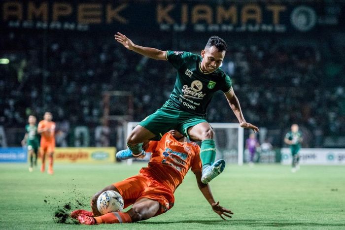 Aksi winger Persebaya Irfan Jaya saat mengancam pertahanan Borneo FC.