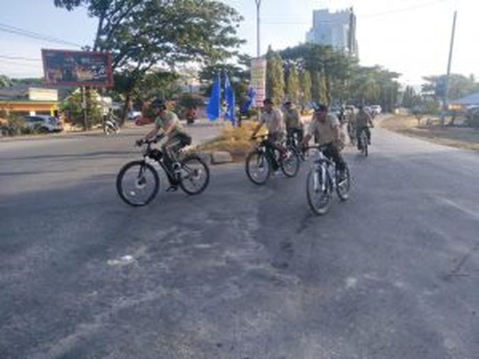 Dandim Kendari Kolonel Kav Hendi Suhendi memimpin gowes sepeda santai bersama prajurit Kodim Kendari pada Jumat (11/10/2019) pagi.