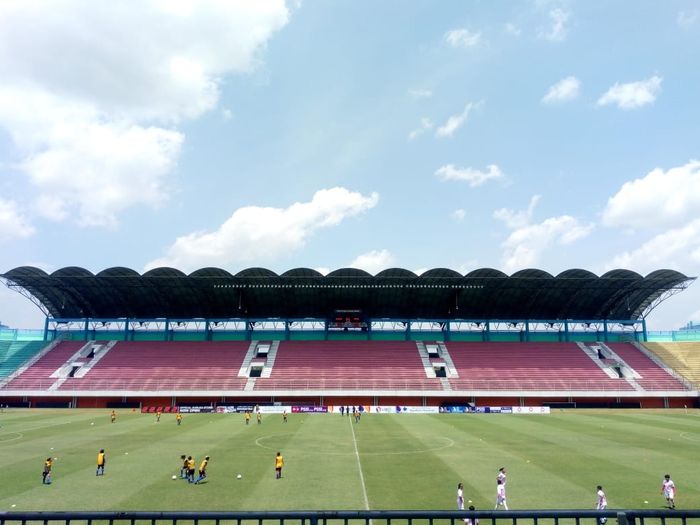 Para pemain PSS Sleman putri dan PSIS Semarang putri melakukan persiapan di bawah terik matahari sebelum bertanding pada ajang Liga 1 Putri 2019 di Stadion Maguwoharjo, Sleman, Sabtu (12/10/2019).