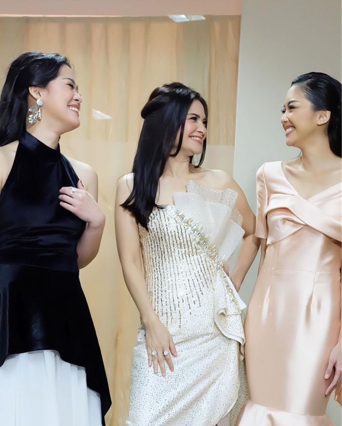 Cut Tari terlihat memesona dan anggun dengan strapless dress