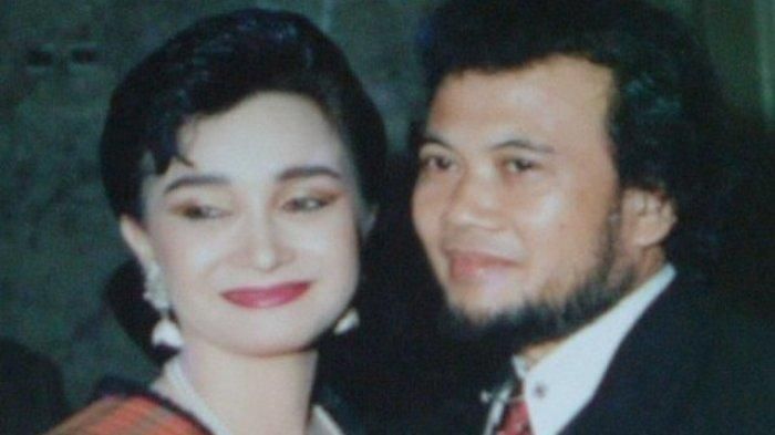 Rhoma Irama dan istrinya, Ricca Rachim yang telah setia mendampingi raja dangdut selama 35 tahun.