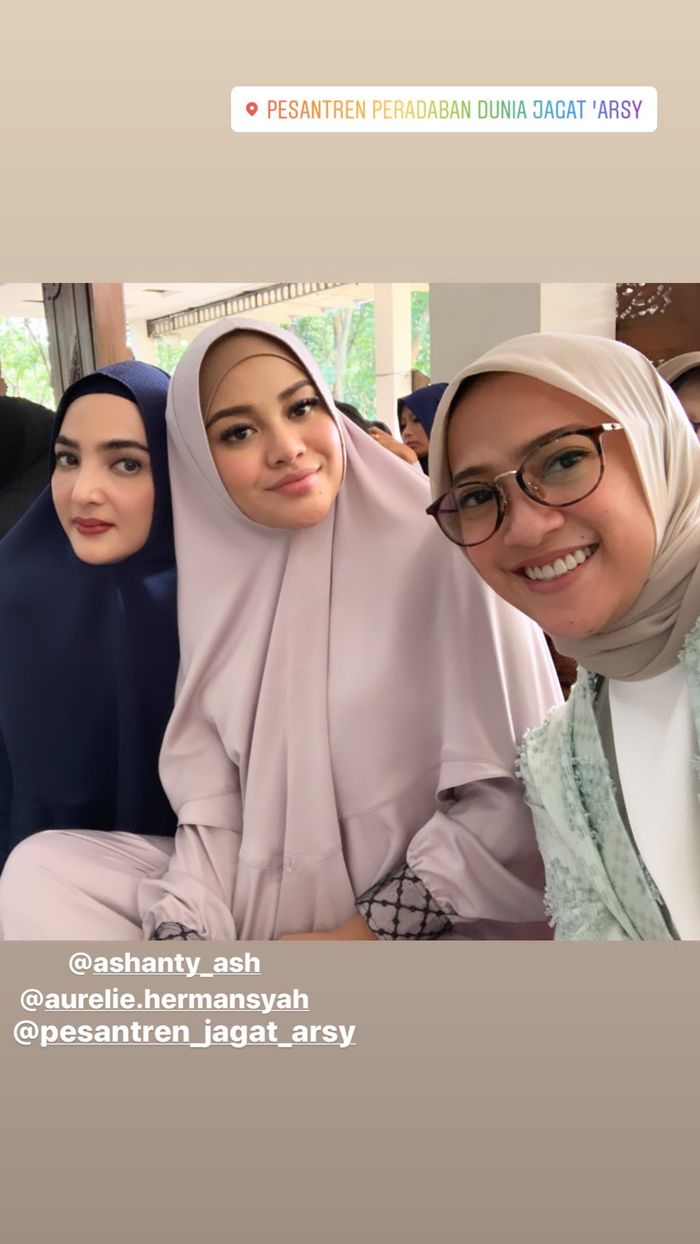Ashanty san Aurel Hermanysah terlihat anggun dalam balutan hijab syar'i