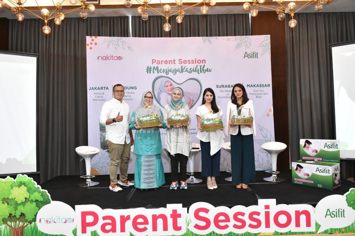 Narasumber Parent Session #MenjagaKasihIbu; (dari paling kiri) Shandy Banyutresna, dr. Ameetha Drupadi CIMI, Zee Zee Shahab, Cella Vanessa, Glory Oyong