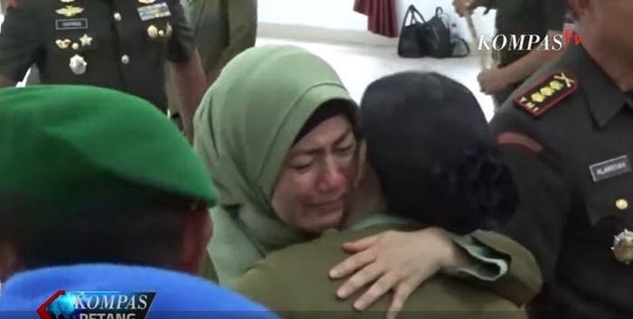 Berani Nyinyiri Wiranto di Facebook, Istri Mantan Dandim Kendari Menangis Saat Suaminya Resmi Dicopot dari Jabatan