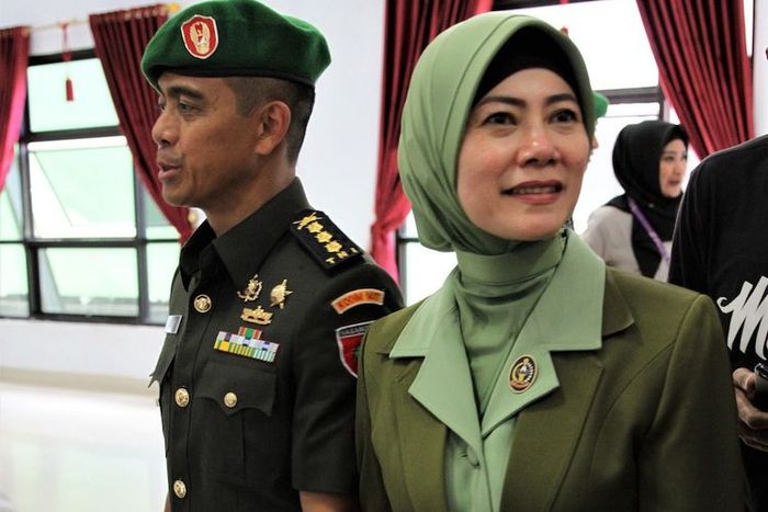 Jabatan Kolonel Hendi Suhendi dicopot karena unggahan status istri.