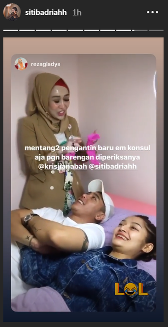 Siti Badriah dan Krisjiana menjalani pemeriksaan bersama