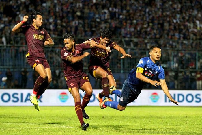 Kapten Arema FC, Hamka Hamzah berduel dengan pemain PSM Makassar Ezra Walian, Raphael Maitimo dan Rizki Pellu (kiri-kanan) pada Pekan 22 Liga 1 2019 yang berakhir dengan skor 2-0 di Stadion Kanjuruhan Kabupaten Malang, Jawa Timur, Rabu (02/10/2019) malam.