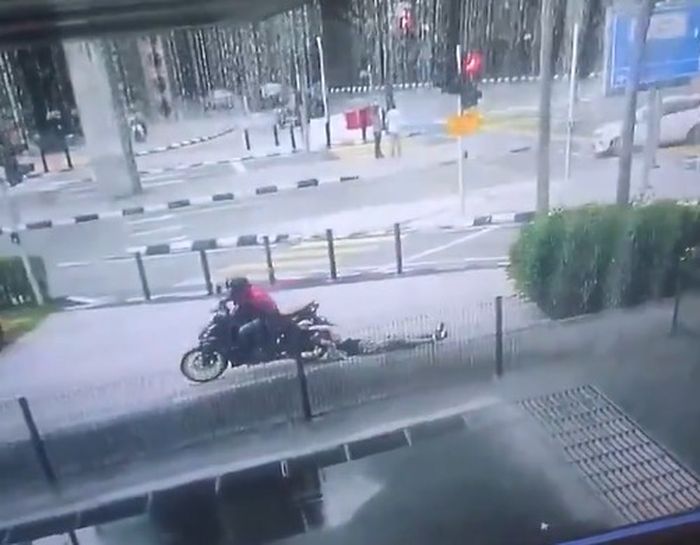 wanita terseret motor penjambret