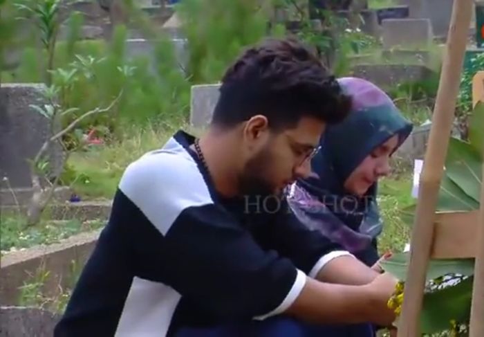 Irish Bella dan Ammar Zoni nyekar ke makam bayi kembar
