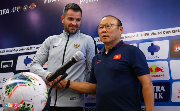 Pelatih timnas Indonesia, Simon McMenemy, bersama pelatih timnas Vietnam, Park Hang-seo dalam sesi jumpa pers jelang melawan Indonesia dalam lanjutan Kualifikasi Piala Dunia 2022 di Maya, Sanur, Bali, Senin (14/10/2019).