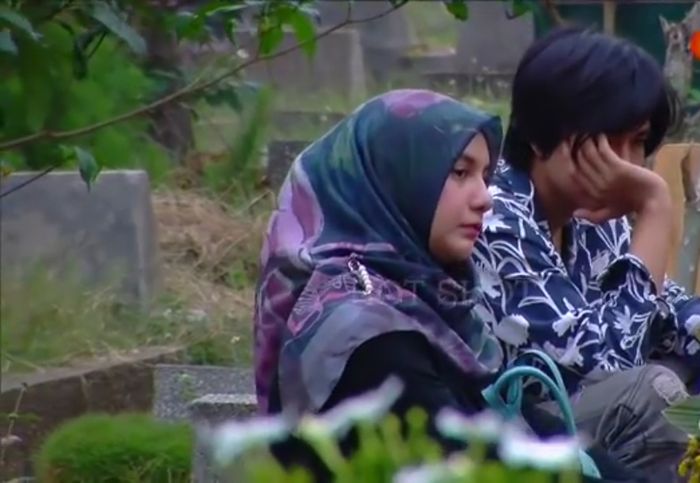 Irish Bella terus menyeka air mata di depan makam bayi kembarnya
