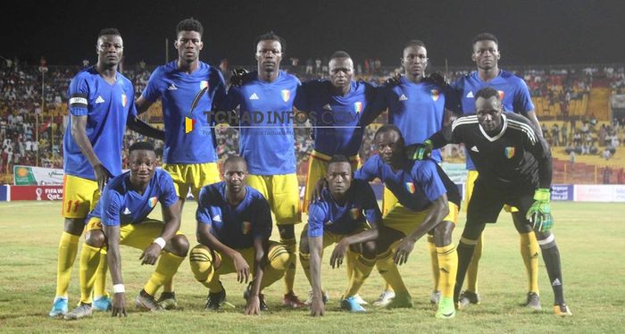 Kapten timnas Chad, Ezechiel Ndouassel (paling kiri-berdiri) saat memimpin rekan-rekannya menang 1-0 atas Liberia di Stadion Stade Idriss Mahamat Ouya, Minggu (13/10/2019)