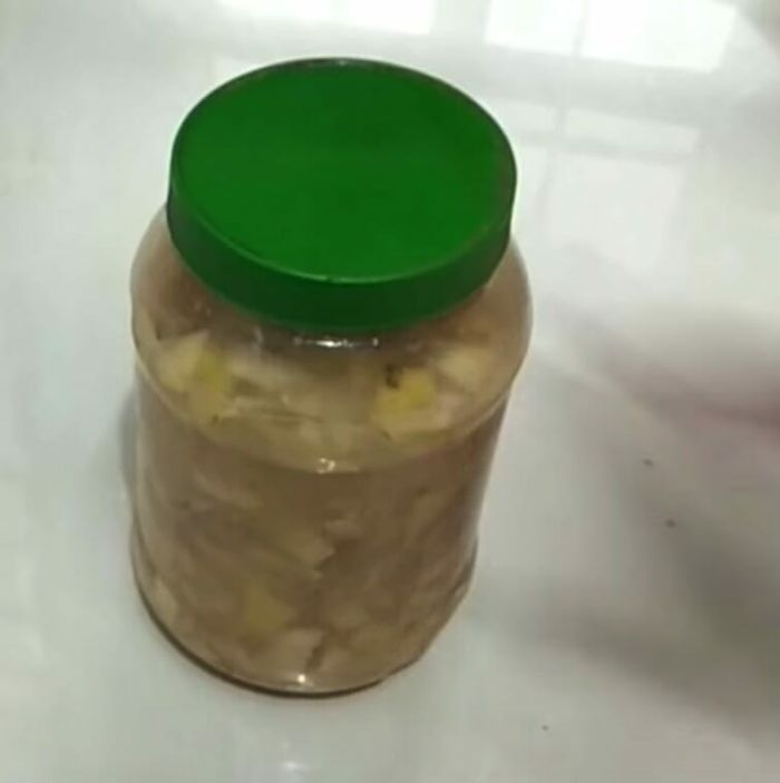 Masukan potongan kulit pisang dalam toples berisi air.