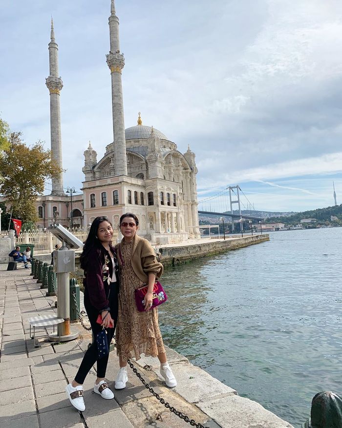 Penampilan Khirani saat liburan ke Turki