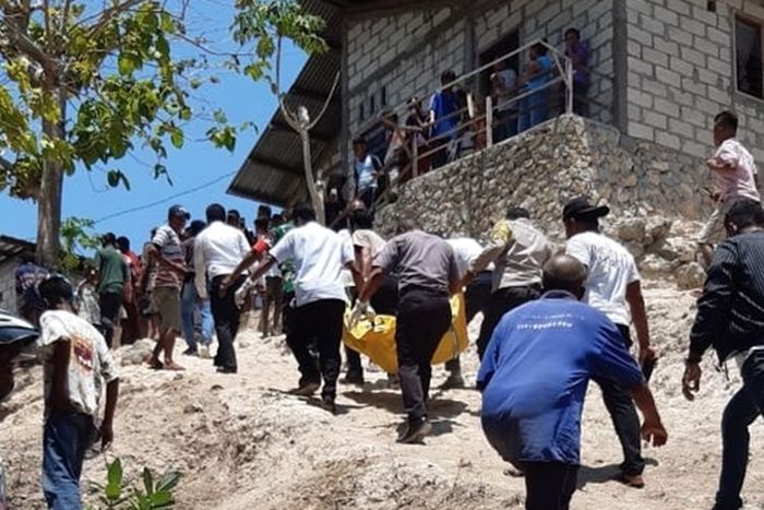 pelajar salah satu SMP di Kota Kupang, Nusa Tenggara Timur (NTT), yang tewas gantung diri, saat dievakuasi aparat kepolisian setempat
